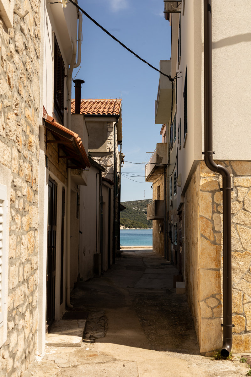 Alley leading down to the sea